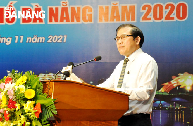 Chairman of the Da Nang Journalists' Association cum Editor-in-chief of the Da Nang Newspaper Nguyen Duc Nam speaking at the awards ceremony