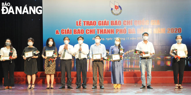 Chairman of the municipal Journalists’ Association Nguyen Duc Nam (fourth left) and Deputy Director of the Standing Agency of the Central Department of Publicity and Training in Da Nang Ha Phuoc Thieu (fifth left) presenting recognition medals to 10 individuals in recognition of their great dedication to the press. Photo: LE HUNG