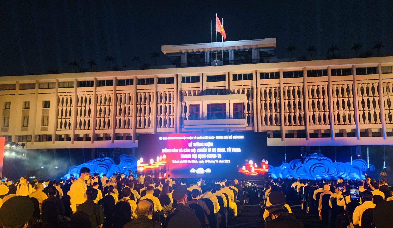 Lễ tưởng niệm đồng bào và cán bộ, chiến sĩ hy sinh, tử vong trong đại dịch COVID-19 được tổ chức chính tại Hội trường Thống Nhất (Quận 1, TP Hồ Chí Minh).
