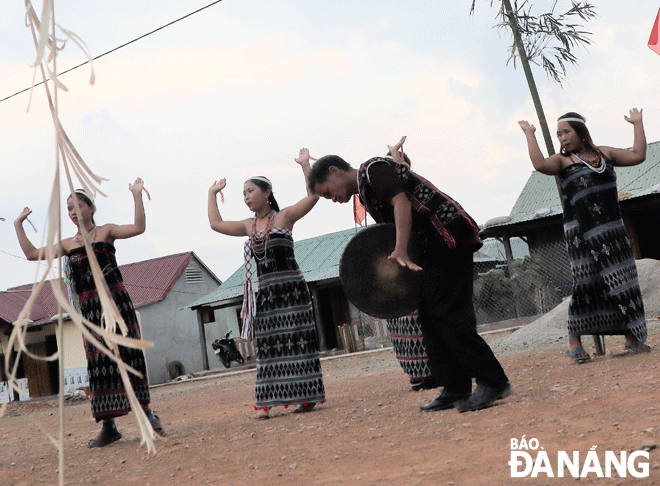 Điệu múa Tung tung - Da dá truyền thống ở làng A Rớch, thôn Nal, xã Lăng, huyện Tây Giang, Quảng Nam. (Ảnh chụp cuối tháng 4-2021) 