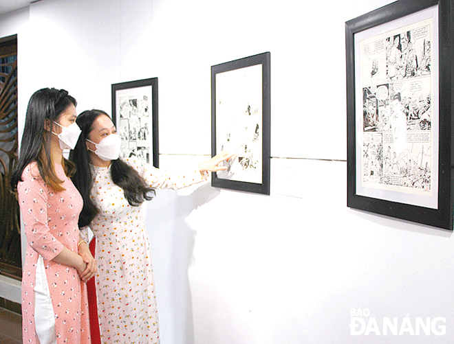 Người dân tham quan triển lãm bộ sưu tập trang gốc truyện tranh của họa sĩ Vĩnh Khoa - Vink  tại Bảo tàng Mỹ thuật Đà Nẵng. Ảnh: XUÂN DŨNG