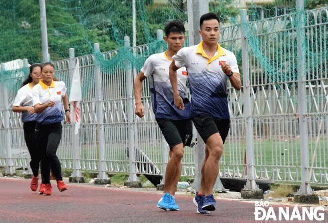 Các VĐV đội tuyển Đi bộ Việt Nam đang tập luyện tại Trung tâm Thể thao quốc gia Đà Nẵng. Ảnh: A.V	