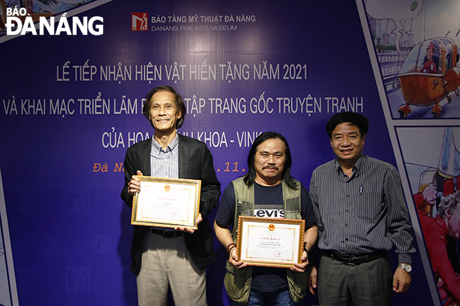 Deputy Director of the Da Nang Department of Culture and Sports Ha Vy (first right) presenting commemorative medals to artifact donors in 2021. Photo: Xuan Dung.