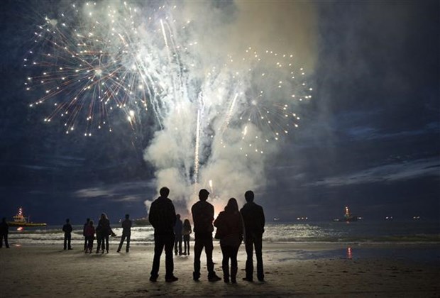 Người dân chiêm ngưỡng pháo hoa tại một Lễ hội pháo hoa quốc tế ở Scheveningen (Hà Lan). (Ảnh: AFP/TTXVN)