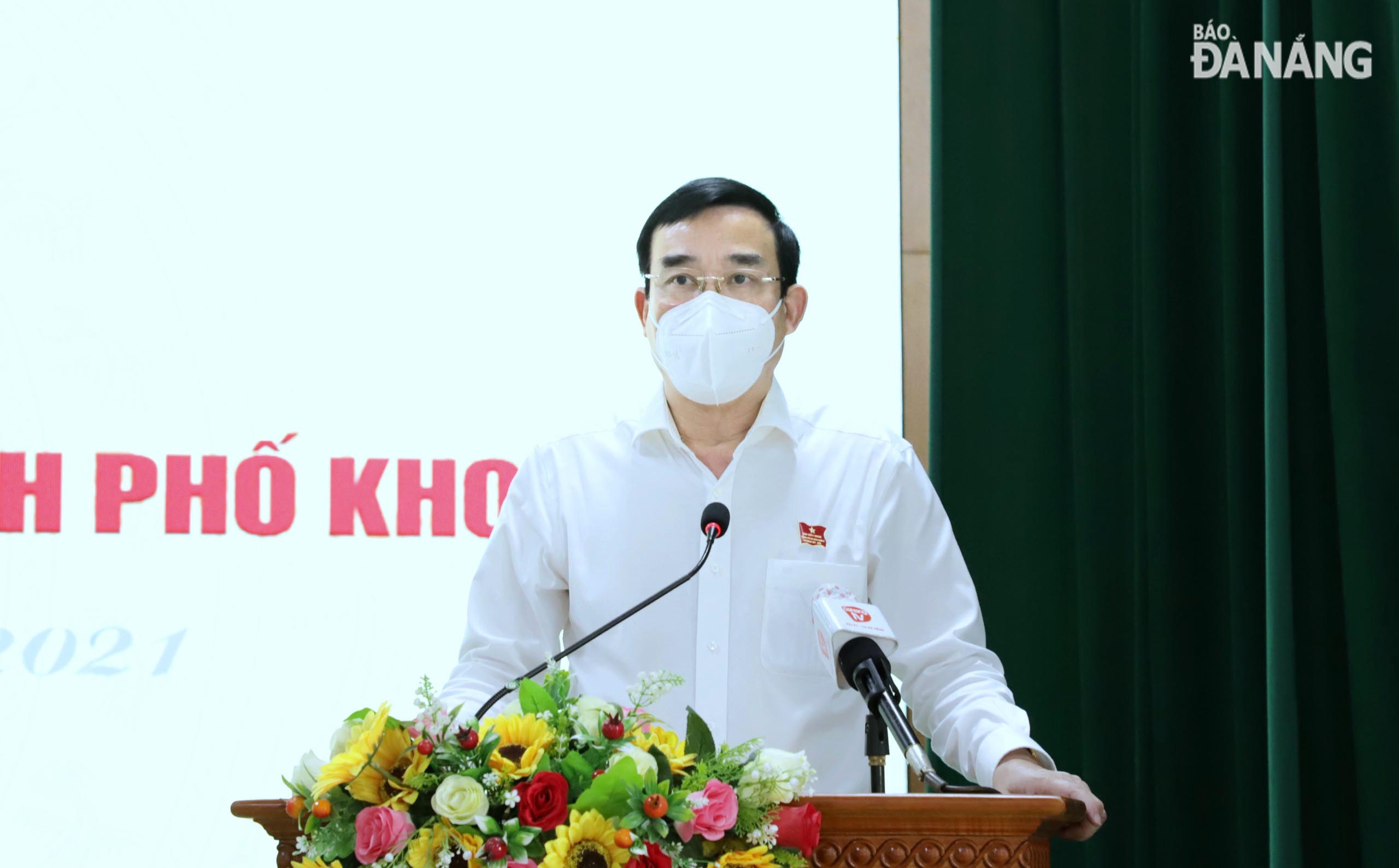 Chủ tịch UBND thành phố Lê Trung Chinh phát biểu tại hội nghị tiếp xúc cử tri phường Hòa Thuận Tây. Ảnh: NGỌC PHÚ