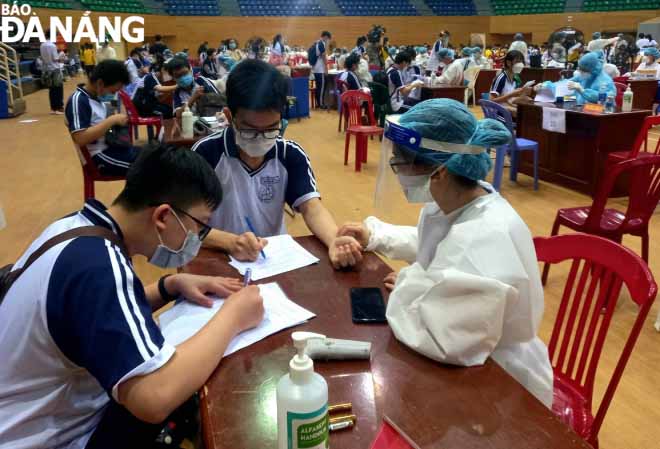 Eligible students are required to undergo medical checks for eligibility, and they are provided with post-vaccination observation. Photo: NGOC HA