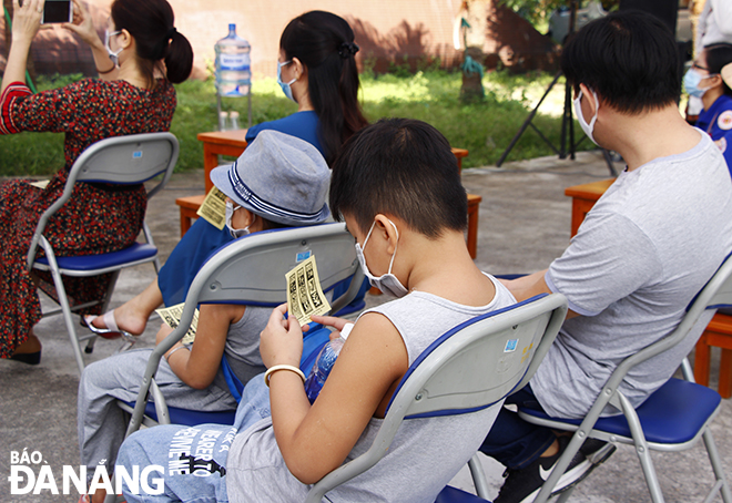 Nhiều trẻ em cũng đến tham gia chương trình cùng gia đình để tìm hiểu về nghệ thuật bài chòi xứ Quảng. Ảnh: XUÂN DŨNG