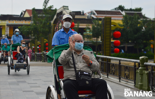 After testing negative for SARS-CoV-2, the visitors took a tour around Hoi An Ancient Town.