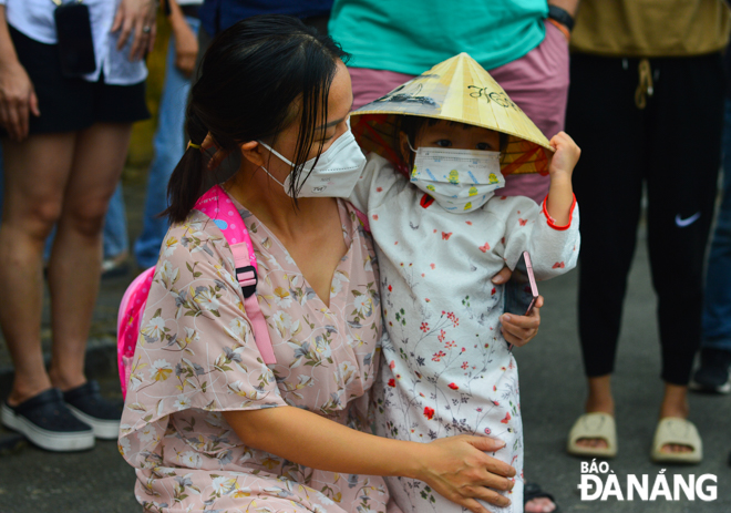 A little girl during her tour around Hoi An City with her mommy.