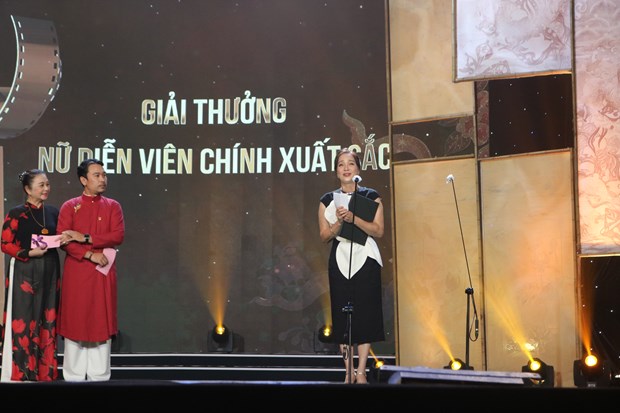 Diễn viên, Nghệ sỹ nhân dân Lê Khanh nhận giải. (Ảnh: BTC)