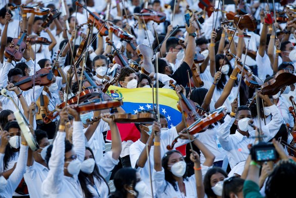 Các nghệ sỹ trẻ của hệ thống El Sistema tham gia buổi hòa nhạc phá vỡ kỷ lục Guinness thế giới. (Ảnh: REUTERS)