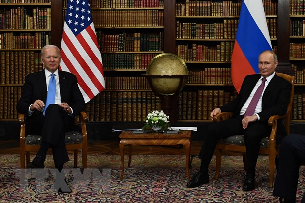 Tổng thống Mỹ Joe Biden (trái) và Tổng thống Nga Vladimir Putin (phải) tại cuộc gặp ở Geneva, Thụy Sĩ ngày 16/6/2021. (Ảnh: AFP/TTXVN)