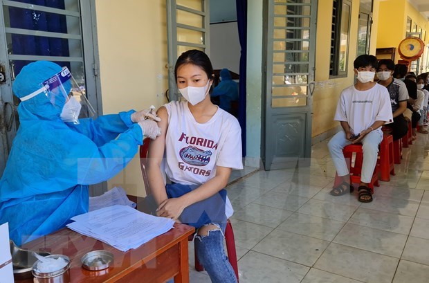 A student in Loc Quang commune, Loc Ninh district, Binh Phuoc province is vaccinated against COVID-19 (Photo: VNA)