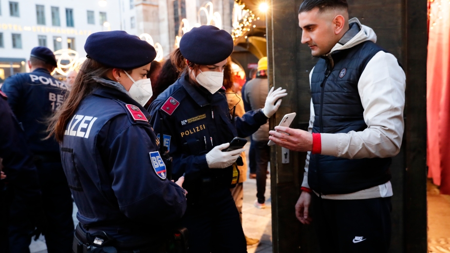 Cảnh sát kiểm tra chứng nhận tiêm vắc-xin của du khách tại một chợ Giáng sinh ở thủ đô Vienna (Áo) ngày 19-11. Ảnh: AP