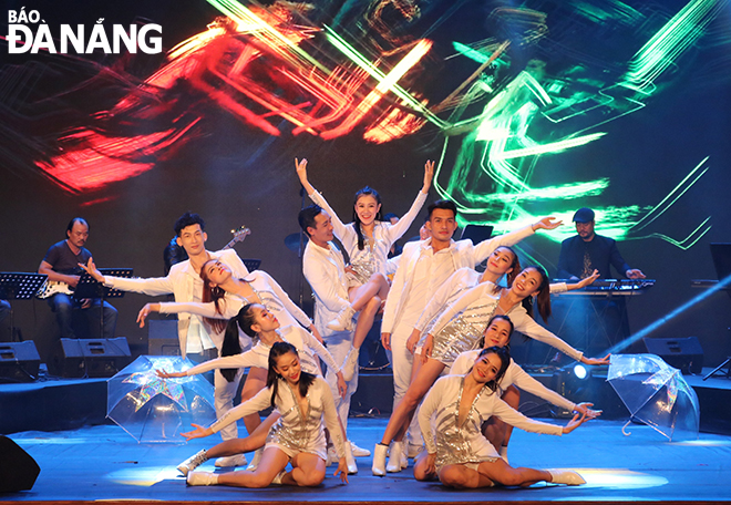 Arts programmes at the Trung Vuong Theater are invested from vocals to performance quality. Photo: Tieu Yen 