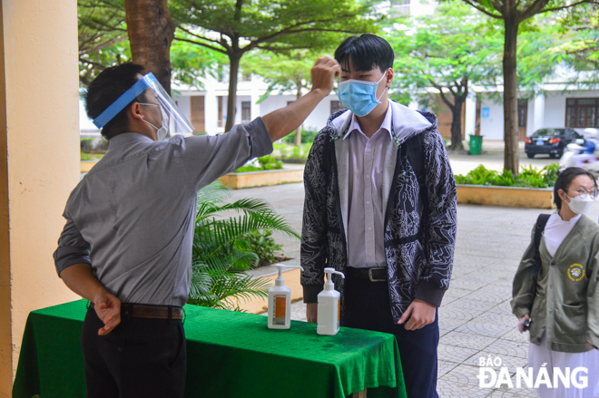 The schools are opening with the protective measures. IN THE PHOTO: The 12th grade students of the Thai Phien Senior High School have their body temperature checked before entering their classes. Photo: XUAN SON