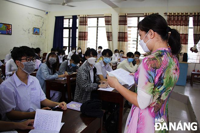 The 12th grade students will be reviewed their prior knowledge from online learning on their first week of school Photo: XUAN DUNG