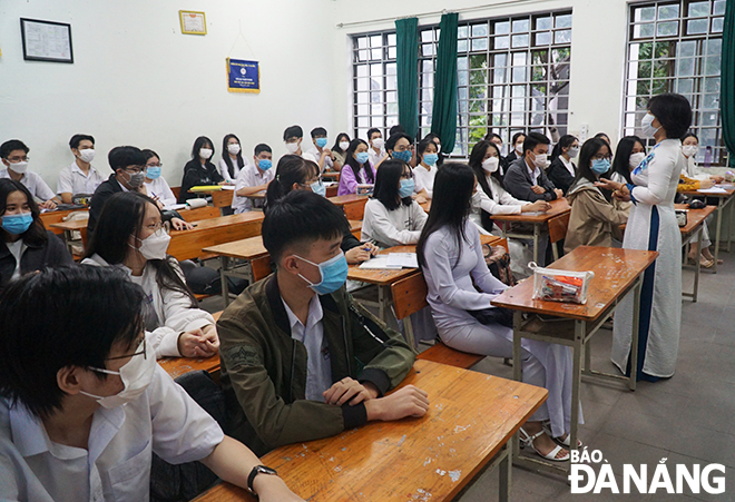  In addition, the 12th grade students will take tests to help their teachers re-evaluate their prior knowledge from online learning since the start of the school year. Photo: XUAN DUNG