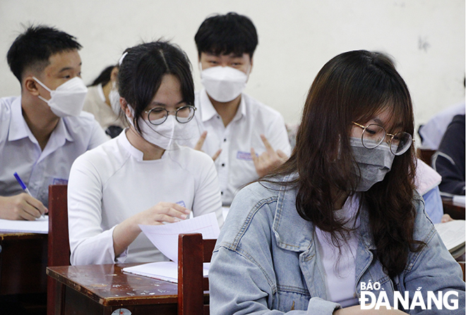 The 12th grade students are excited on their first day of school. Photo: XUAN DUNG