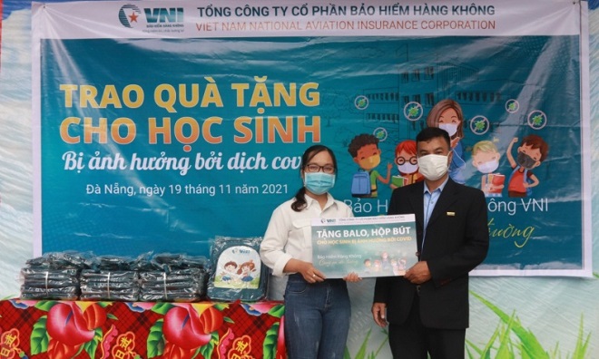 Đại diện Công ty VNI (bên phải) trao 20 phần quà (Balo, hộp bút) cho các em học sinh của Trường Tiểu học Hoa Lư (quận Thanh Khê).