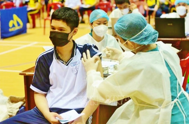 Đà Nẵng triển khai tiêm vaccine phòng COVID-19 cho hơn 34.000 học sinh lớp 8, 9. Ảnh: TTXVN