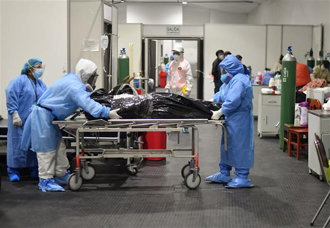 Chuyển bệnh nhân tử vong do nhiễm Covid-19 tại bệnh viện ở Arequipa, Peru. Ảnh: AFP/TTXVN