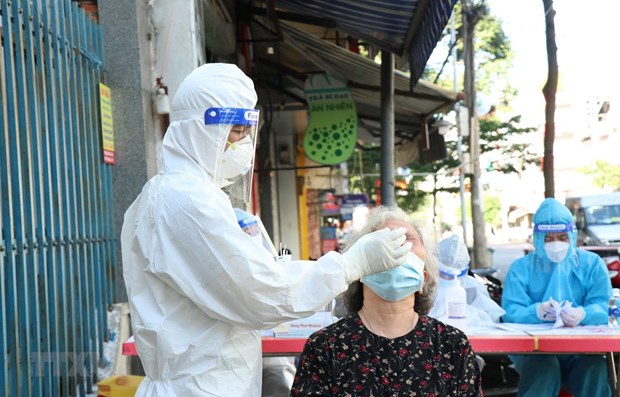 A total of 10,321 new COVID-19 cases were reported in Vietnam on November 22. (Photo: VNA) 