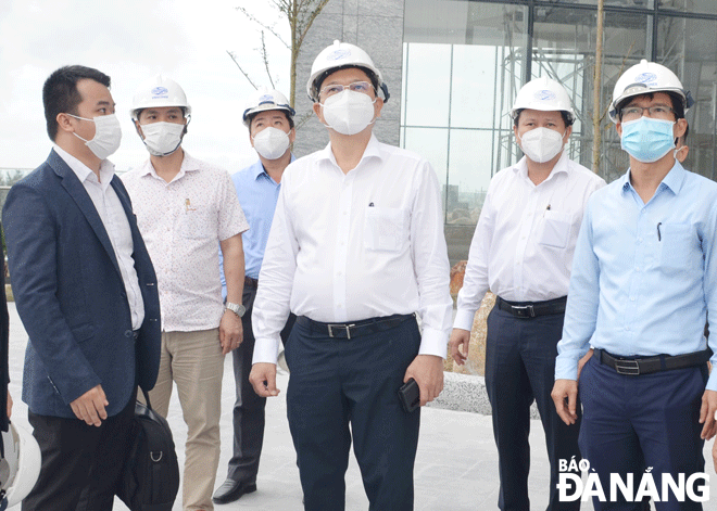 Vice Chairman of the municipal People's Committee Tran Phuoc Son (third right) paying an inspection visit to the construction site of the Mikazuki Spa & Hotel Resort project. Photo: THU HA