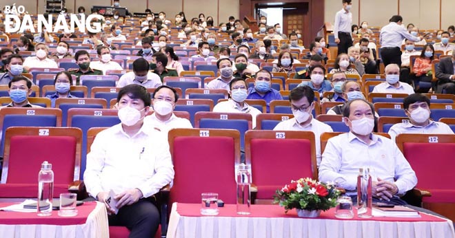 Phó Bí thư Thường trực Thành ủy Lương Nguyễn Minh Triết (bên trái, hàng đầu) cùng các cử tri dự hội nghị. Ảnh: NGỌC PHÚ