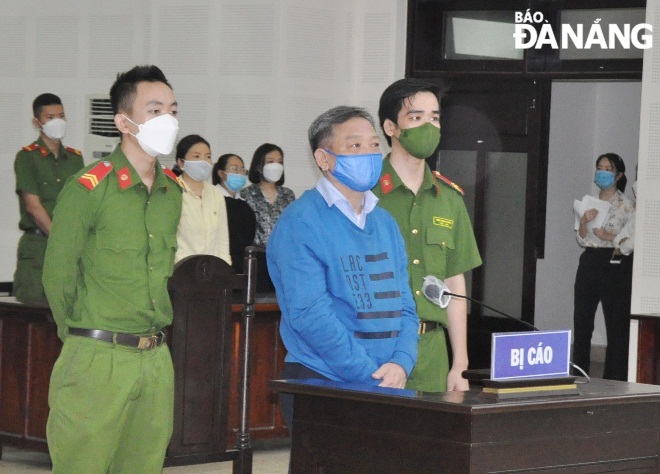 Bị cáo Phạm Thanh (giữa, hàng đầu) nghe Hội đồng xét xử Tòa án nhân dân thành phố tuyên án. Ảnh: LÊ HÙNG
