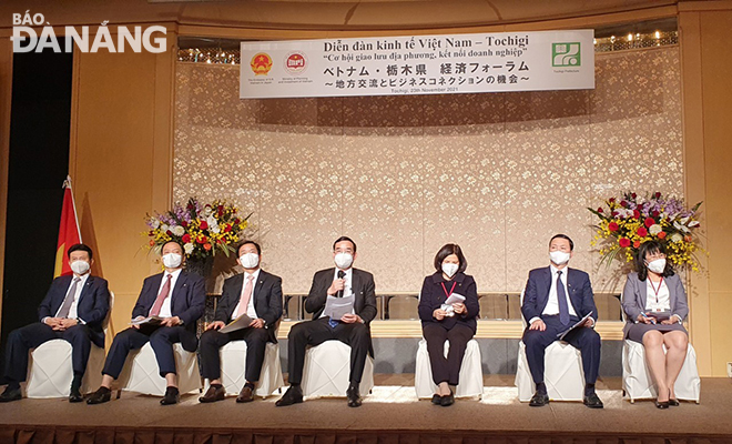 Chairman of Da Nang People's Committee Le Trung Chinh (fourth left) introducing the city’s investment environment to forum attendees. 