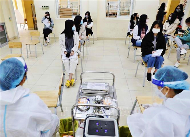 Học sinh các trường Trung học phổ thông tại Hà Nội bắt đầu được tiêm vaccine phòng Covid-19. Ảnh: TTXVN.