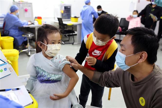 Trẻ em được tiêm vaccine phòng COVID-19 tại Thượng Hải, Trung Quốc, ngày 20/11/2021. Ảnh: THX/ TTXVN