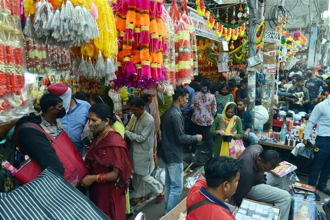 Người dân mua sắm trong dịp Lễ hội Ánh sáng tại New Delhi, Ấn Độ, ngày 2/11/2021. Ảnh: THX/ TTXVN