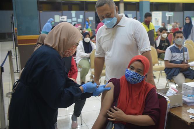 Tiêm vaccine ngừa COVID-19 tại Jakarta, Indonesia, ngày 12/11/2021. Ảnh: THX/TTXVN