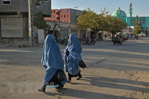 Phụ nữ tại Afghanistan đeo khăn trùm đầu ở nơi công cộng. (Ảnh: AFP/TTXVN)