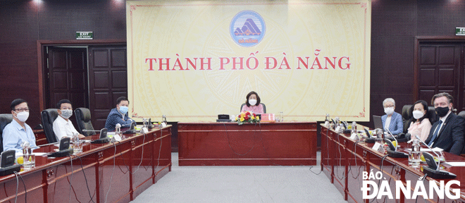 Phó Chủ tịch UBND thành phố Ngô Thị Kim Yến tham dự sự kiện “Gặp gỡ Hoa Kỳ” qua điểm cầu trực tuyến tại Trung tâm Hành chính thành phố Đà Nẵng. Ảnh: TRIỆU TÙNG