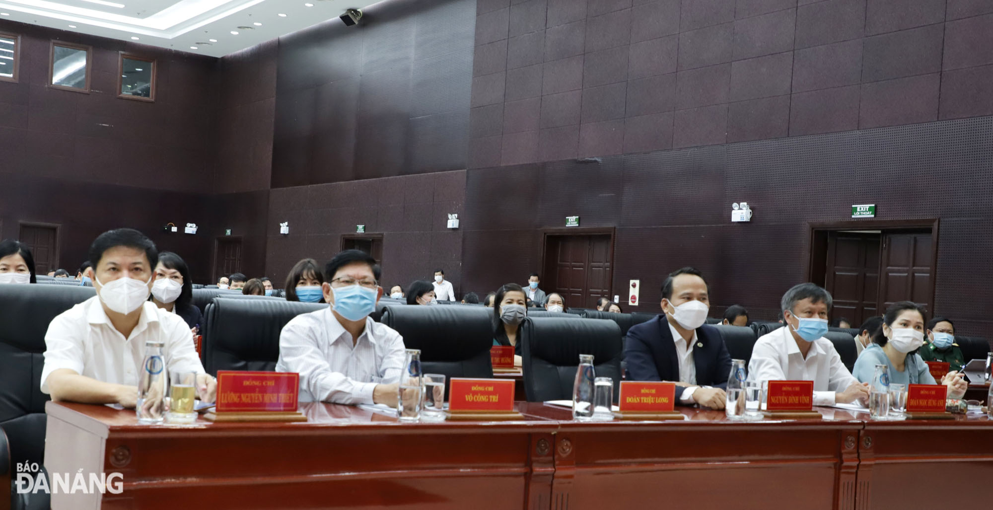 Phó Bí thư Thường trực Thành ủy Lương Nguyễn Minh Triết (ngoài cùng bên trái) cùng các đại biểu dự hội nghị. Ảnh: NGỌC PHÚ
