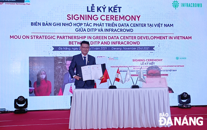 Mr Nguyen Anh Huy, the Director of the Da Nang IT Park Development JSC at the signing of a MoU with a Singaporean partner. Photo: TRIEU TUNG