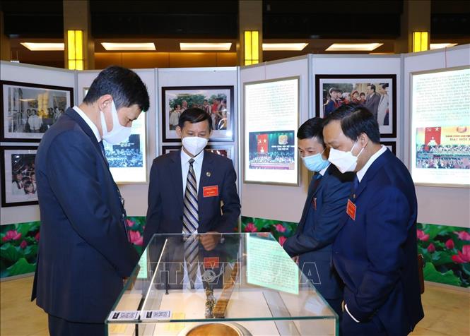 Các đại biểu tham quan triển lãm và trưng bày các hiện vật, di sản văn hóa tại hội nghị. 