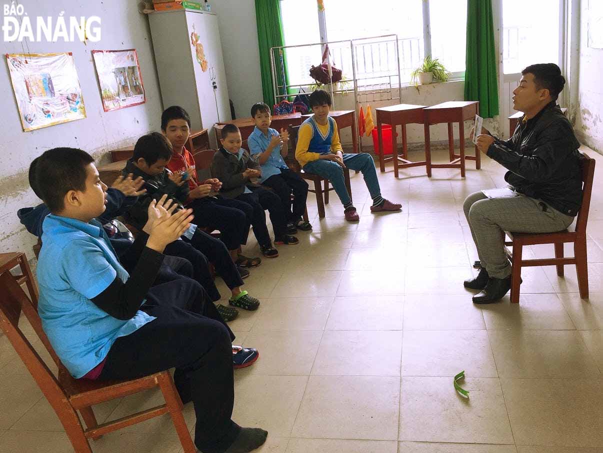 Teacher Le Quang Hai (born in 1989) teaching his pupils in a music lesson. Photos taken before this COVID-19 resurgence