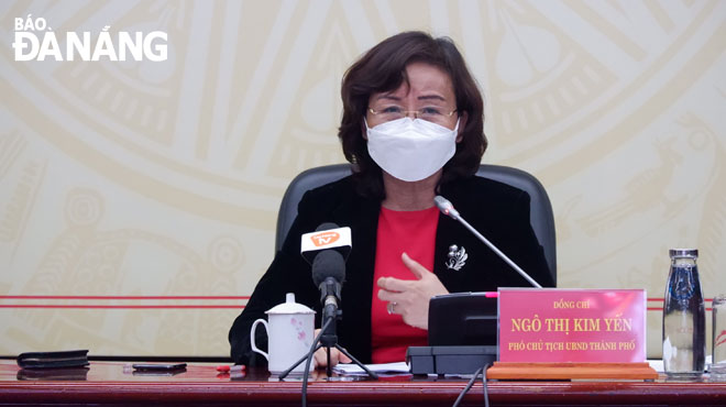 Phó Chủ tịch UBND thành phố Ngô Thị Kim Yến chủ trì cuộc hop phòng, chống Covid-19 thành phố chiều 24-11. Ảnh: PHAN CHUNG