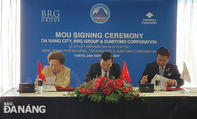 Da Nang People’s Committee Chairman Le Trung Chinh (centre) signing memoranda of understanding with the President of Sumitomo Corporation (first right) and President of BRG Group JSC (first left). Photo: Freelance photographer
