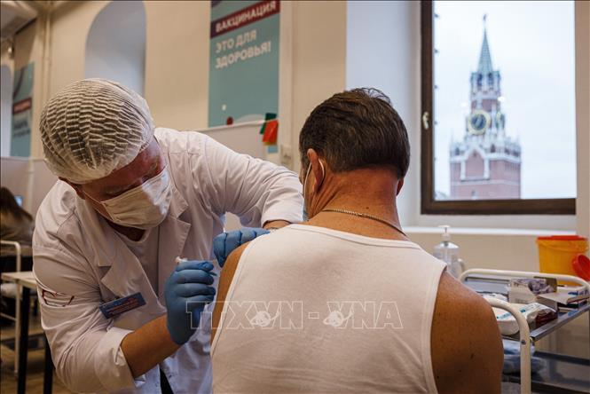 Tiêm vaccine Covid-19 cho người dân tại Moskva, Nga, ngày 21-10-2021. Ảnh: AFP/TTXVN