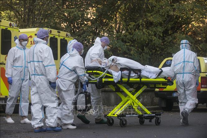Chuyển bệnh nhân nhiễm Covid-19 tới bệnh viện ở Prague, Séc. Ảnh: AFP/TTXVN