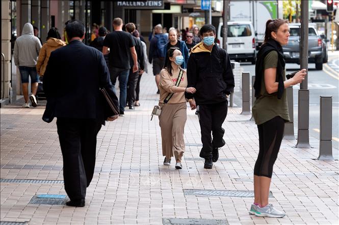 Người dân trên phố ở Wellington, New Zealand ngày 14-5-2020. Ảnh: AFP/TTXVN