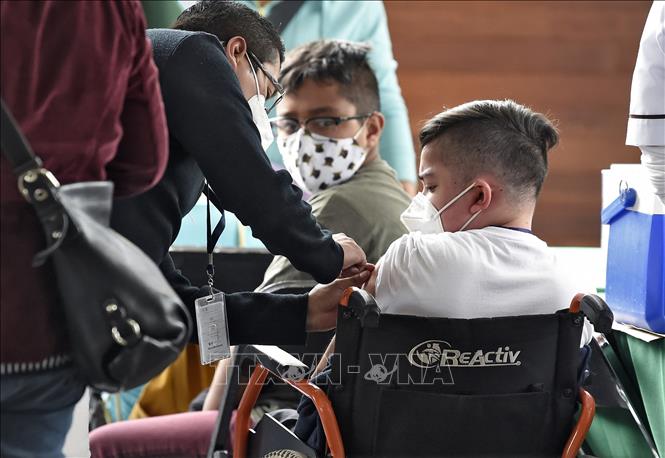 Tiêm vaccine ngừa Covid-19 cho trẻ vị thành niên tại Mexico City, Mexico ngày 25-10-2021. Ảnh: AFP/TTXVN