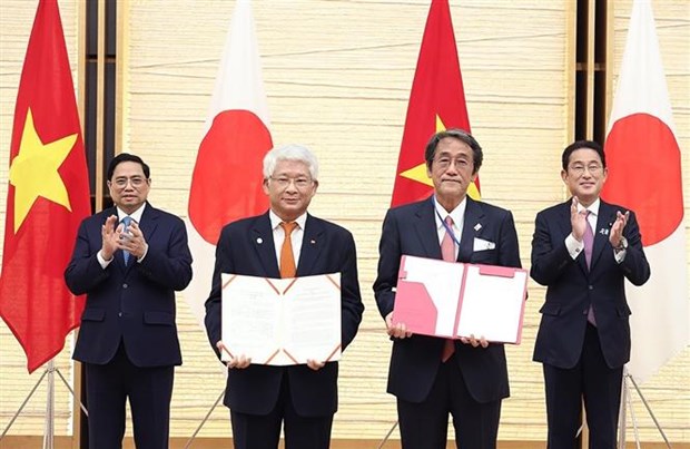 Thủ tướng Phạm Minh Chính và Thủ tướng Nhật Bản Kishida Fumio chứng kiến lễ trao Biên bản ghi nhớ hợp tác giữa Hiệp hội xuất khẩu lao động Việt Nam và Hiệp hội toàn quốc về hỗ trợ và phát triển nhân lực nước ngoài Nhật Bản. (Ảnh: Dương Giang/TTXVN)