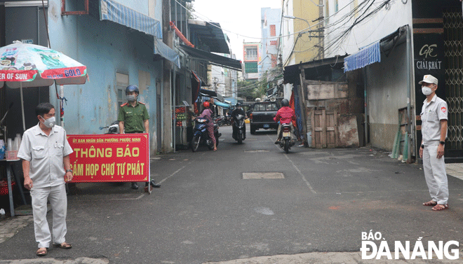 Lực lượng chức năng phường Phước Ninh (quận Hải Châu) thường xuyên túc trực để kiểm tra, không để tái diễn tình trạng hình thành điểm buôn bán tự phát tại kiệt K78 Hoàng Diệu. Ảnh: VĂN HOÀNG