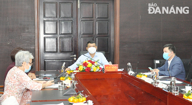 Vice Chairman Ho Ky Minh (middle) attending the online meeting. Photo: THANH LAN